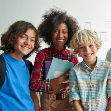 © insta_photos / AdobeStock Der fröhliche Schulkinder