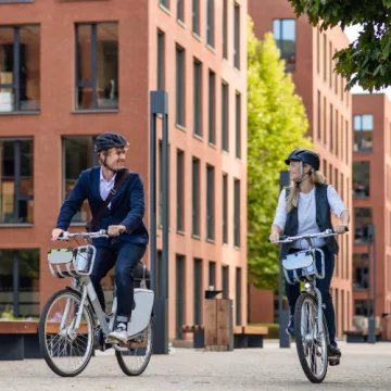 © Halfpoint / AdobeStock Mann und Frau beim Fahrradfahren