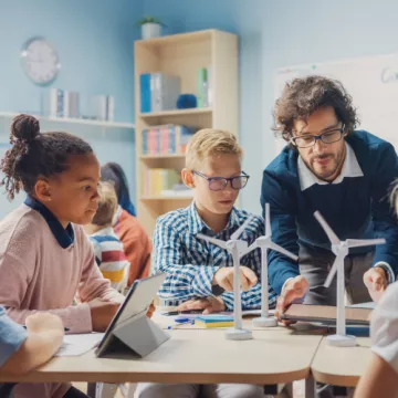 Pädagoge mit Kindern im Klassenzimmer