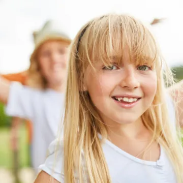 © Robert Kneschke-stock.adobe.com Kinder balancieren