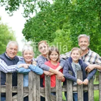 Nachbarn am Gartenzaund