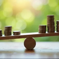 Eine Wippe mit Münzen auf beiden Seiten