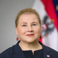 Portraitfoto Gesundheitsministerin Korinna Schumann