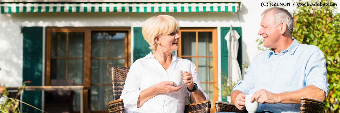 Zufriedenes älteres Paar trinkt Kaffee im Garten © KZENON / stock.adobe.com