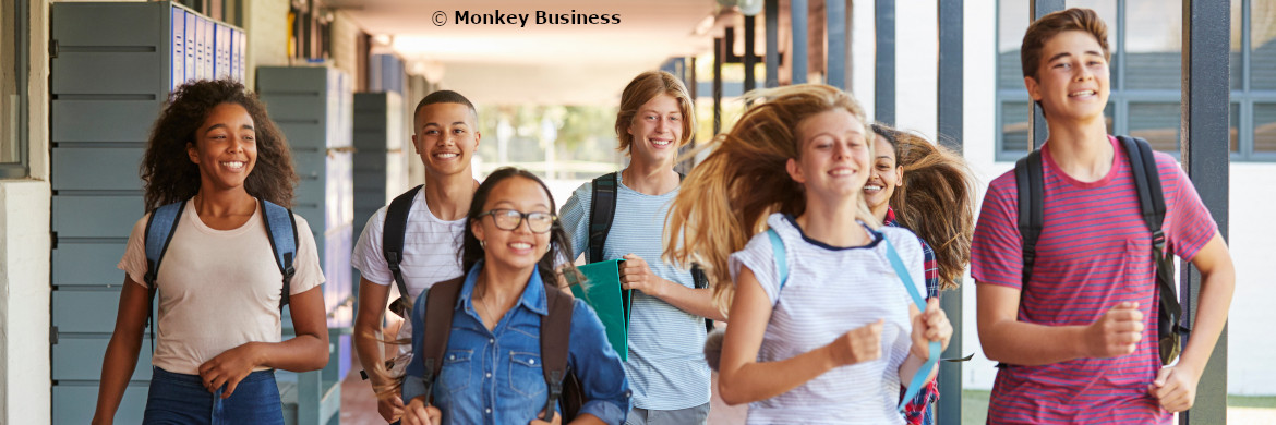 Jugendliche die in einer Schule laufen © Monkey Business
