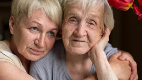 Zusammenhalt tut gut - Frau umarmt ältere Frau