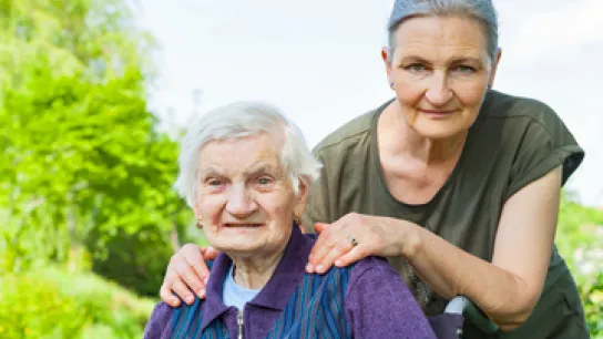 Foto: Alte Frau wird von jüngerer Frau umsorgt