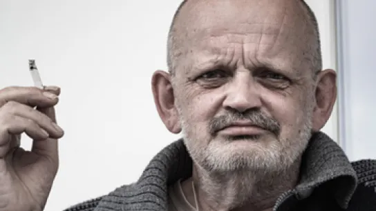 Foto: Mann mit Zigarette in der Hand