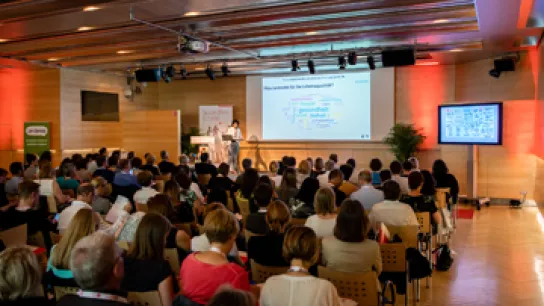 Foto: ein gut besuchter Vortragssaal