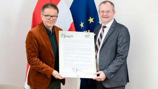 Chartaunterzeichnung HBM Rudi Anschober und Klaus Ropin