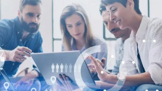 Junge Mitarbeiter arbeiten mit Laptops an einem Projekt