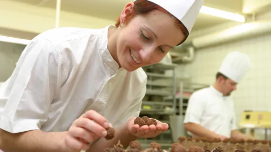 Konditorin dekoriert Torte