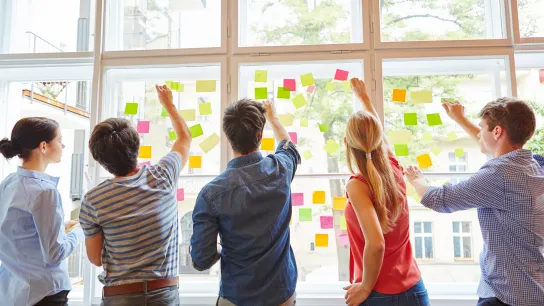 Personen in einer Seminarsituation