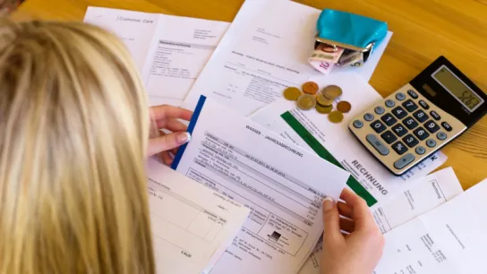 Frau mit vielen Rechnungen