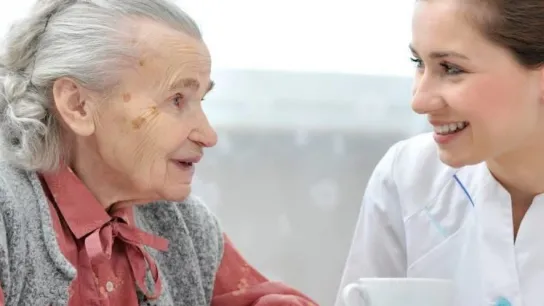 Alte Frau mit Pflegerin im Pflegeheim