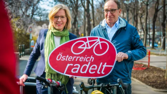 Bundesministerin Gewessler und Bundesminister Rauch mit dem Logo