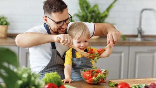 ©_JenkoAtaman_AdobeStock.JPG Mann und Kind kochen