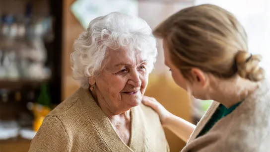 ©_pikselstock_AdobeStock Ältere Frau mit Pflegekraft