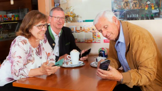 Foto von älteren Personen mit Handys
