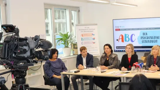 Podium der Pressekonferenz