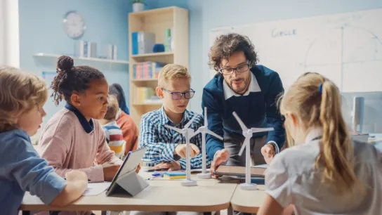 Pädagoge mit Schülerinnen und Schülern