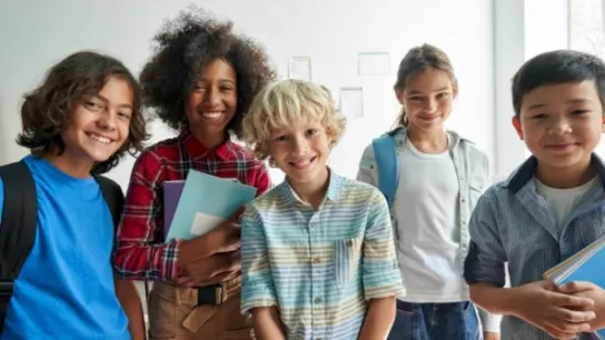 Gruppe von fröhlichen Schülerinnen und Schülern