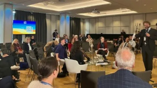 Sprecher mit Publikum 