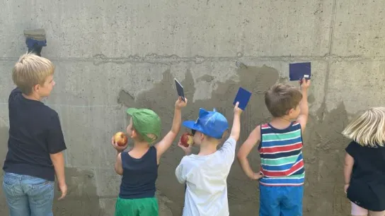 Kinder beim Ausbessern einer Wand