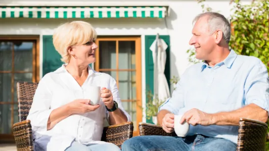 Ältere Frau und Mann trinken gemeinsam Kaffee