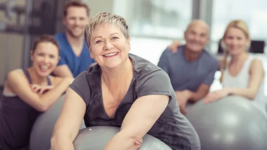 Gruppe von Personen bei Gymnastik