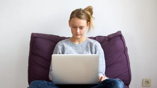 Mädchen mit einem Laptop