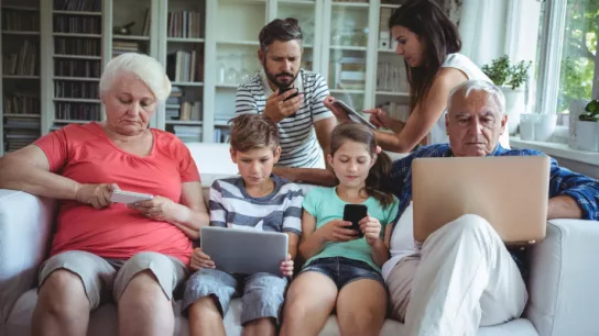 Personen unterschiedlichen Alters - alle benutzen für sich ein digitale Gerät