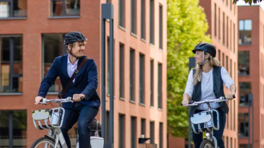 Mann und Frau beim Fahrradfahren