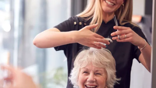 Frisörin schneidet Haare