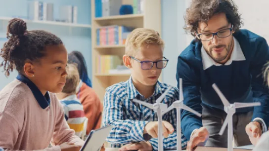 Pädagoge mit Kindern im Klassenzimmer