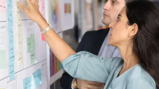 Frau und Mann bei einem Flipchart