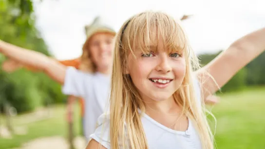 © Robert Kneschke-stock.adobe.com Kinder balancieren